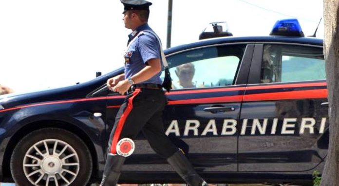 carabinieri all'inseguimento in auto e a piedi