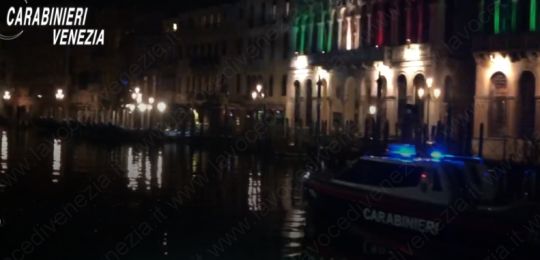 carabinieri barca venezia notte up 540