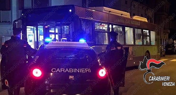 carabinieri mestre attendo autobus esibizionista up 680