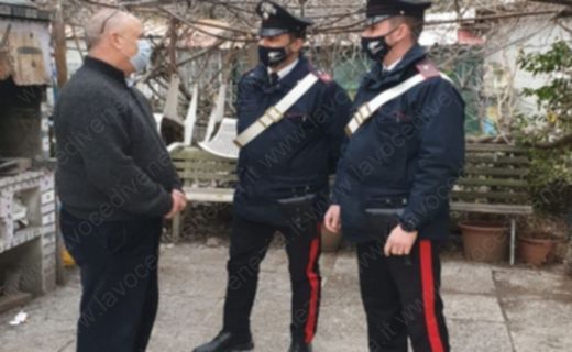 carabinieri mirano pagano cioccolata rubata dal nonno per nipoti parlano con uomo giorno up 520