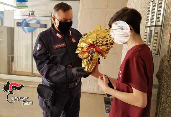 carabinieri mirano uova di pasqua