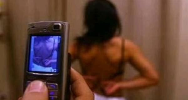 cellulare foto erotiche su telefonino