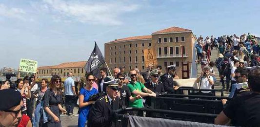 I No Global fanno volare i tornelli a Piazzale Roma, ma Brugnaro è vincente finora