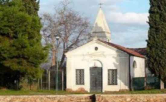 Il parroco: "Volete la messa? Bisogna prenotarla". Alle Vignole sospese le funzioni per scarsa affluenza