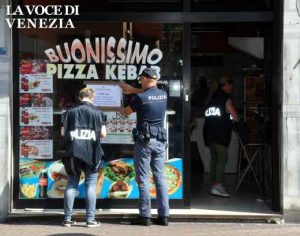 Mestre, controlli in via Piave: chiusi due locali 'Pizza e Kebab'
