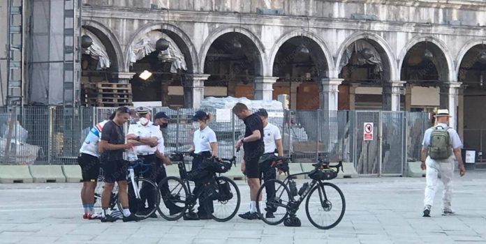 ciclisti in bicicletta in piazza san marco venezia