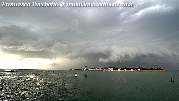 Il cielo sopra Murano. Le visioni uniche di Venezia [fotonotizia]
