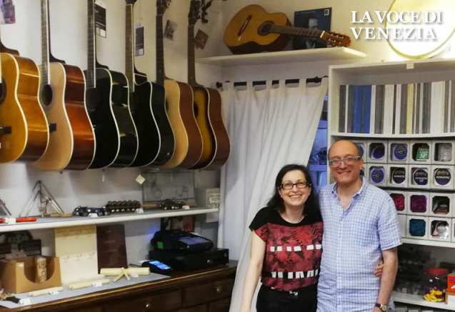 'Mille e Una Nota', a San Polo l'ultimo negozio di strumenti musicali di Venezia grazie a Ombretta e Ciro