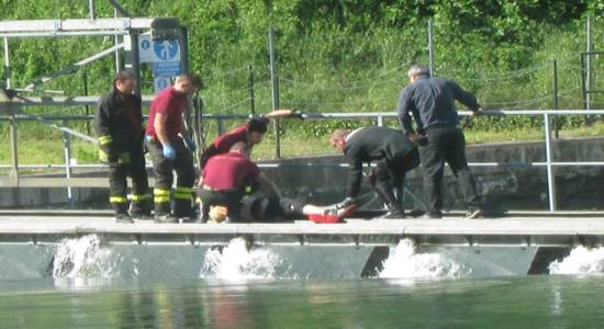 Cadavere ritrovato in acqua con un sacchetto in testa, è giallo. Indaga la Procura