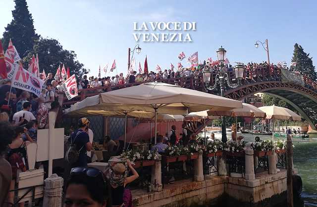 corteo no grandi navi a venezia 08-06-2019 ponte accademia nostra 640400