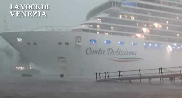 Nave sfiora Riva Sette Martiri, c'è chi da la colpa al ferry-boat. (video: comandante suona sirena))