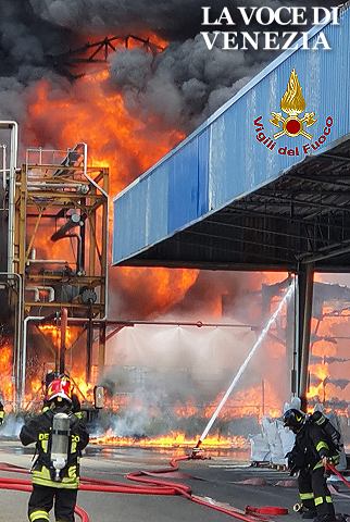 disastro marghera fuoco vigili fuoco pompieri lavoro up vert