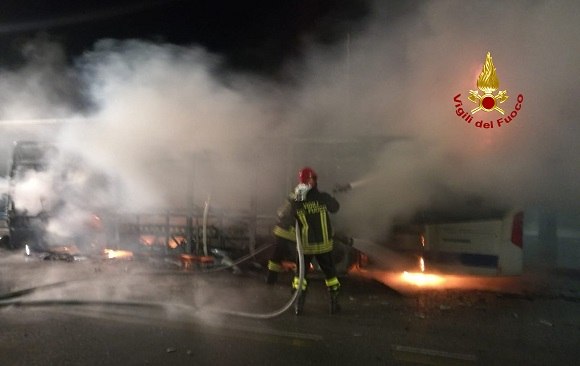autobus incendio lido vigili del fuoco