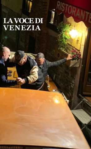 elton john in taxi venezia 300480