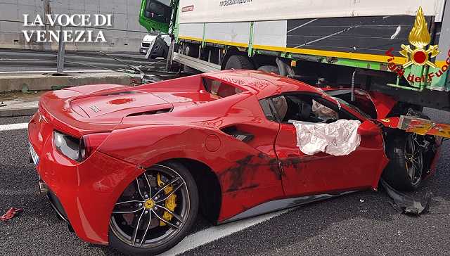 Incidente sul Passante oggi: Ferrari distrutta