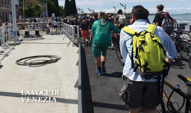 ferry boat lido discesa pubblico biciclette up 640