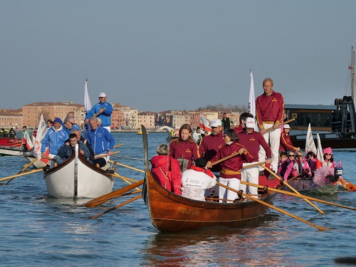 torch run fiaccola pace in barca a remi