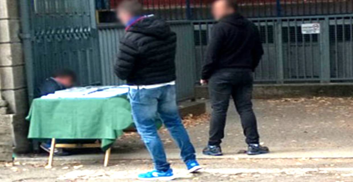 finti volontari per strada fermano passanti chiedendo denaro per finta onlus