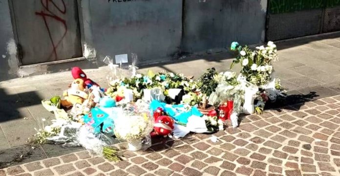 fiori e pupazzi sulla strada a Napoli dopo la morte del piccolo Samuele
