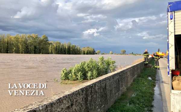 Sale piena del Po, il Comune: "Non avvicinatevi"