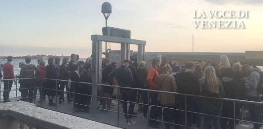 Lettere. "Impossibile salire in vaporetto". Ormai è stagione turistica tutto l'anno, perchè 'Linea 2' solo fino a settembre?