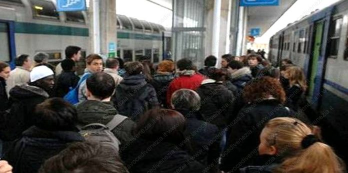 folla passeggeri imbarco ai treni ns