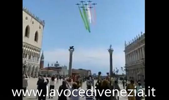 Il passaggio delle Frecce tricolori su Piazza San marco