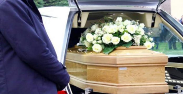 funerale bara nell'auto net 1240