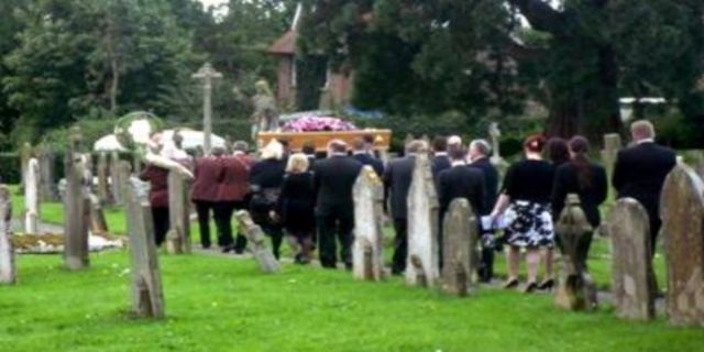 funerale parenti amici sepoltura