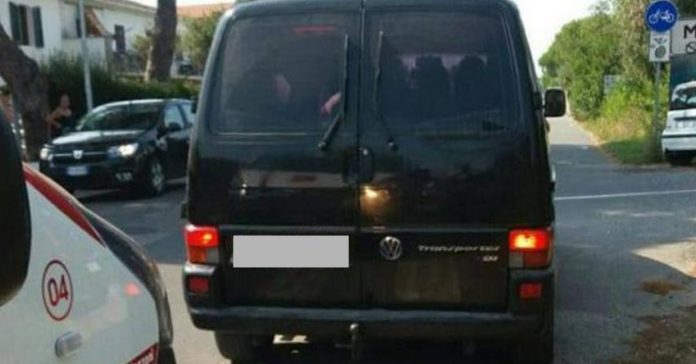 furgone nero per strada come quello che ha rapito il bambino a padova