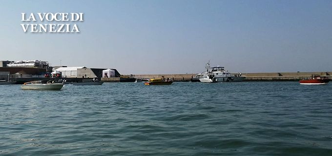 La Laguna di Venezia, se tutto andrà bene, verrà chiusa completamente al mare stamane, con l'effettuazione del primo test completo delle 78 dighe mobili del sistema Mose, approntato per salvare la città dalle acque eccezionali.