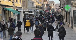 gente passeggia venezia strada nuova nostra 600