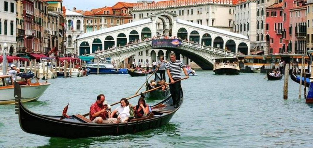 giro in gondola turisti a venezia net 1240