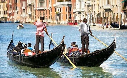 gondola-gondole-in-canal-grande-a-venezi