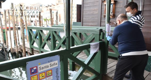 gondoliere con mascherina traghetto santa sofia venezia up 640