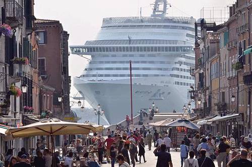 Grandi Navi a Venezia, i Verdi: "Fuori i Giganti del mare e no a nuovi scavi"