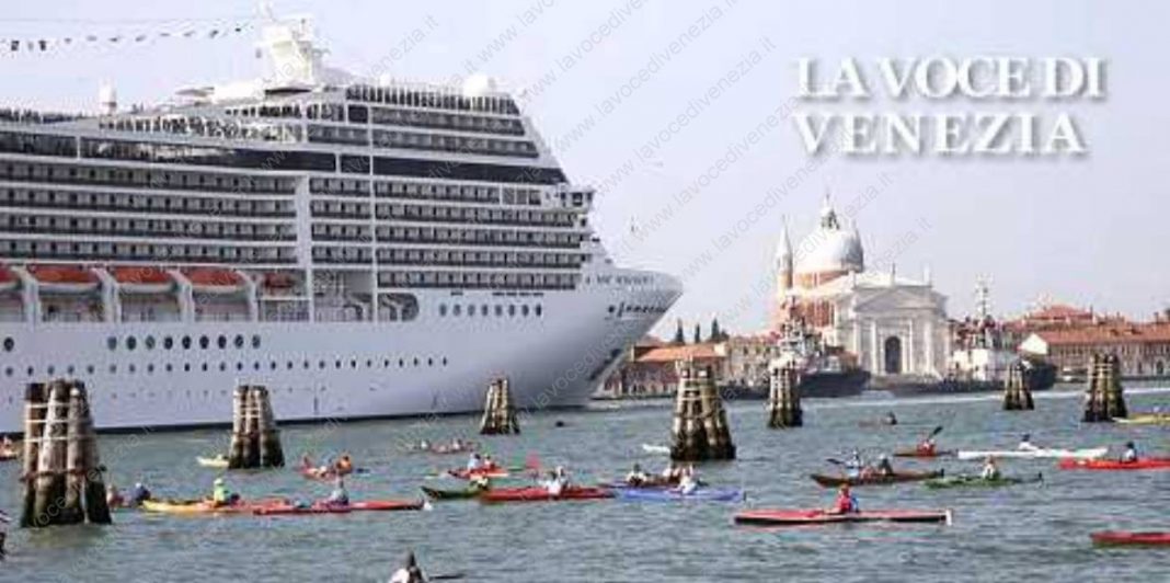 grandi navi nave da crociera passa tra le barche della vogalonga a venezia ns 1240