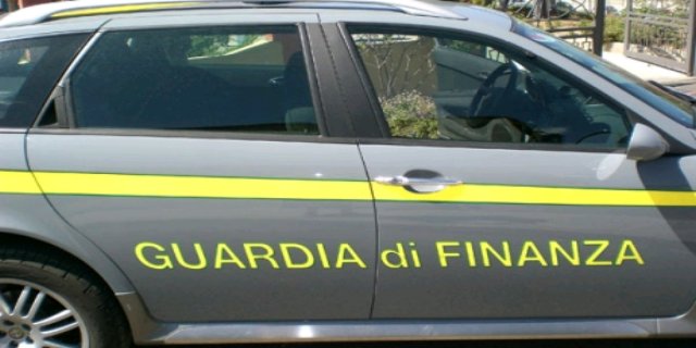 guardia di finanza auto ispezione
