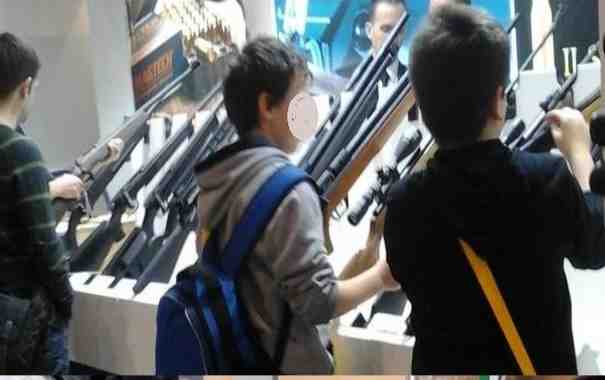 Bambini che maneggiano armi semiautomatiche, Zanoni: "La Regione finanzia la Fiera, non può fregarsene"