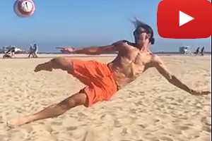 Ibrahimovic in spiaggia: il video della semirovesciata memorabile