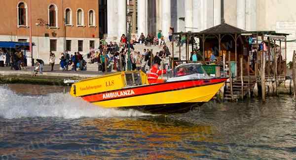 caldo mai così luglio a venezia morta coppia anziani