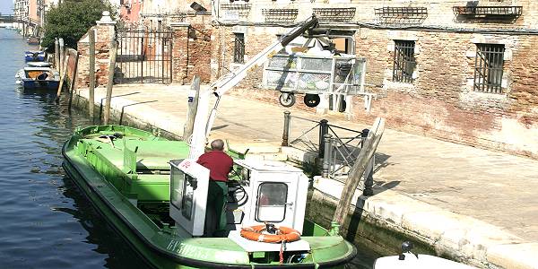 Venezia lentamente emerge dall'immondizia