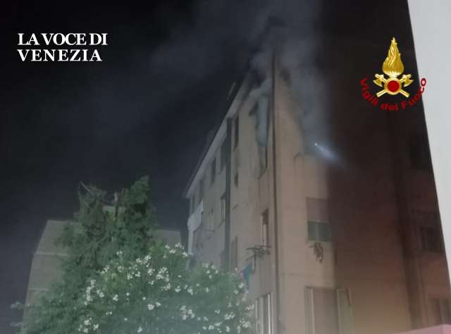Ultima Ora. Inferno in via Aleardi (Mestre) questa notte: a fuoco il condominio
