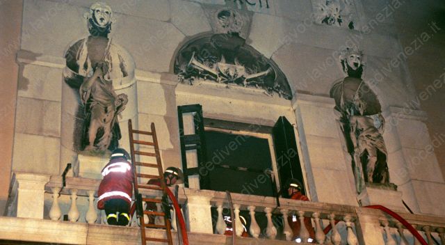 incendio fenice venezia 1996 vigili fuoco in azione pompieri up 640