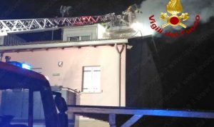 incendio mestre via madricardo vigili fuoco pompieri sul tetto up 640