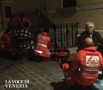 Incendio a Venezia, a fuoco un primo piano di Santa Marta