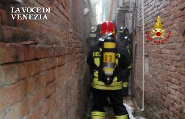 incendio venezia vigili fuoco calle pompieri scale up 600380