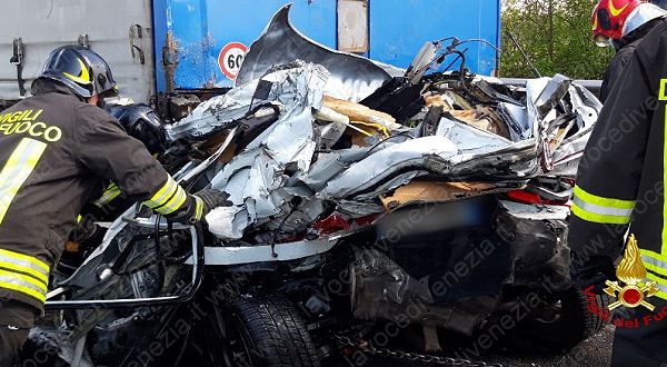 incidente 16-04-21 auto schiacciata tra due camion up 600