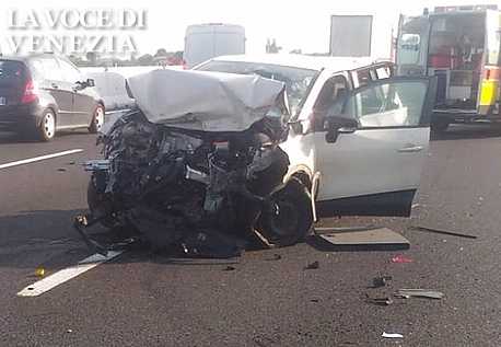 Incidente in A4, carambola tra auto. Cinque feriti, uno grave