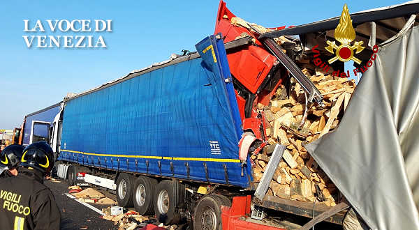Incidente in A4 questa mattina, carambola tra tre tir